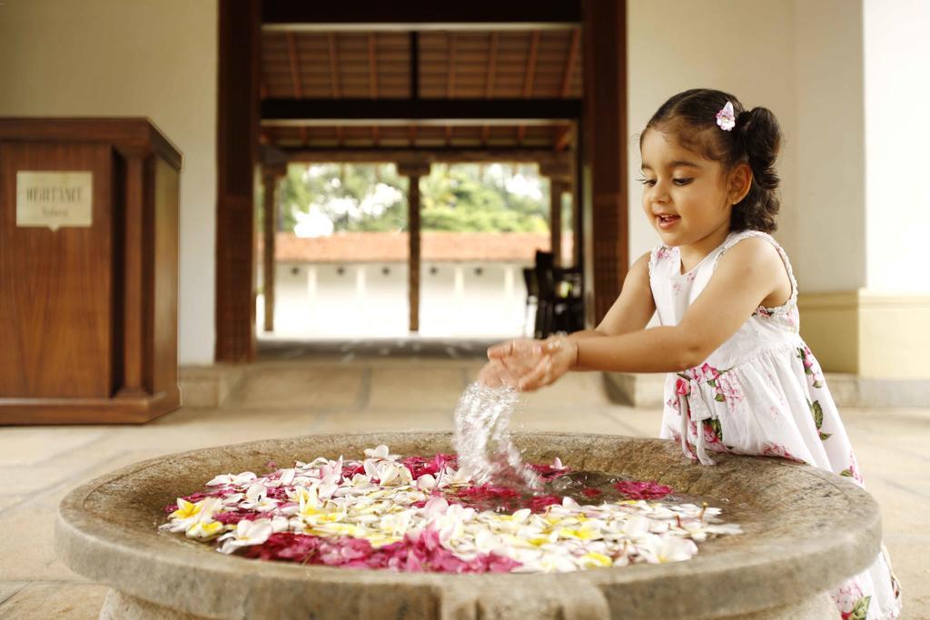 Heritage Madurai Exterior foto A girl playing with flowers